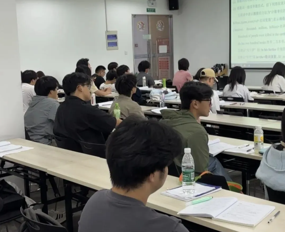 蓝洋五年制专转本英语暑期集训进行中，学好英语掌握上岸主动权